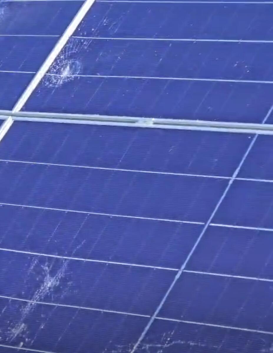 Vandali a Brindisi, distrutti a sassate i pannelli fotovoltaici sulla diga di Punta Riso – FOTO