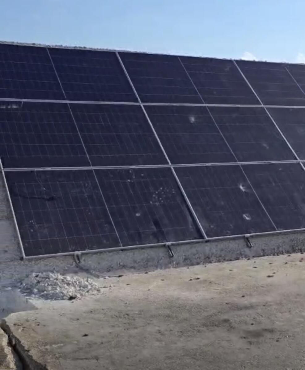 Vandali a Brindisi, distrutti a sassate i pannelli fotovoltaici sulla diga di Punta Riso – FOTO