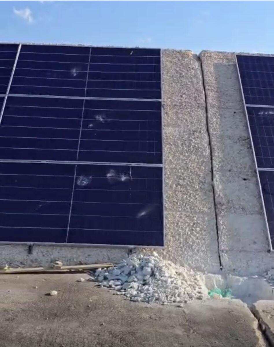 Vandali a Brindisi, distrutti a sassate i pannelli fotovoltaici sulla diga di Punta Riso – FOTO