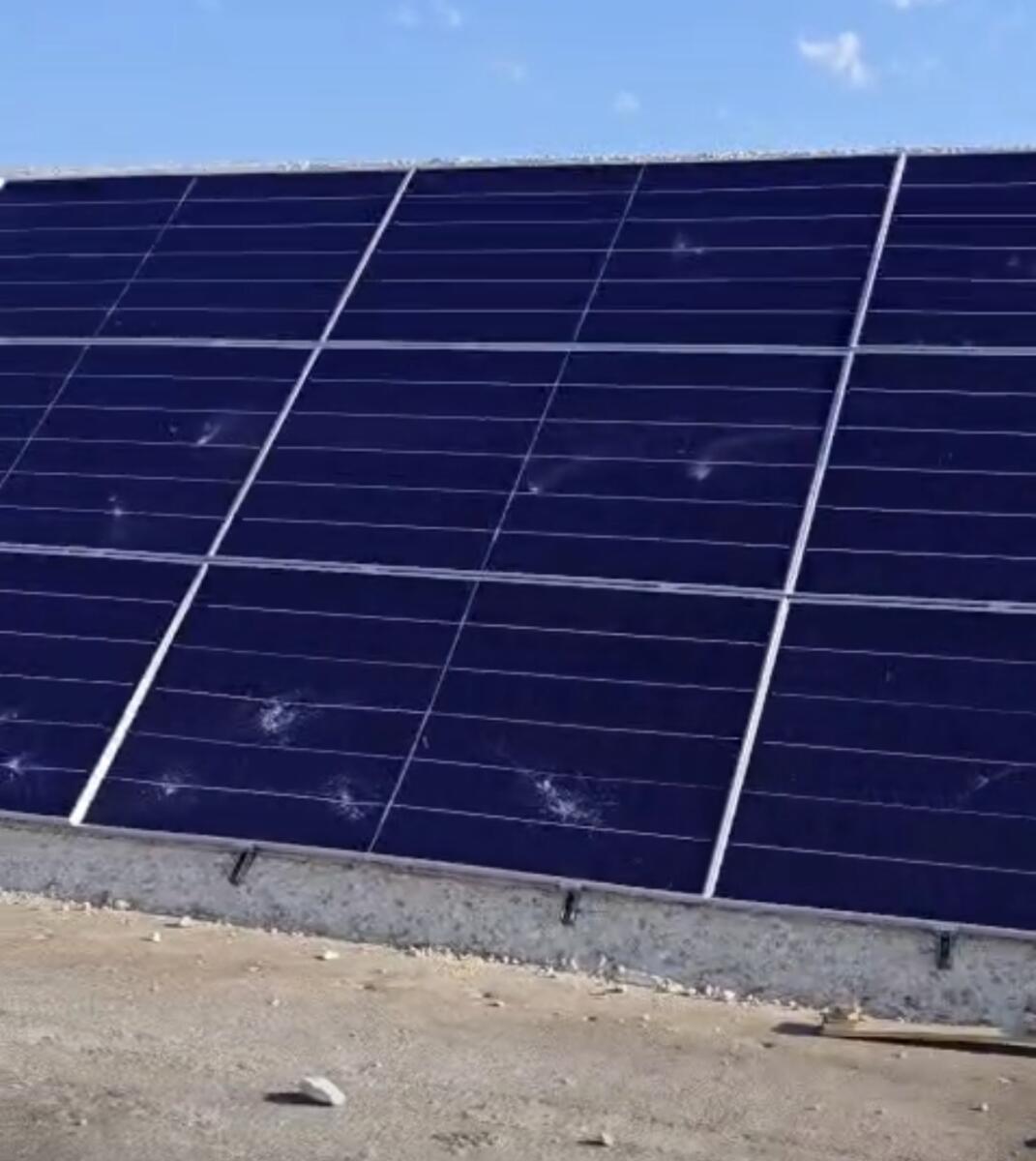 Vandali a Brindisi, distrutti a sassate i pannelli fotovoltaici sulla diga di Punta Riso – FOTO