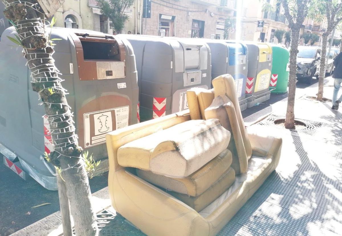 Bari, un divano vicino ai cassonetti intelligenti e rifiuti abbandonati: scattano le maxi multe Bari, un divano vicino ai cassonetti intelligenti e rifiuti abbandonati: scattano le maxi multe