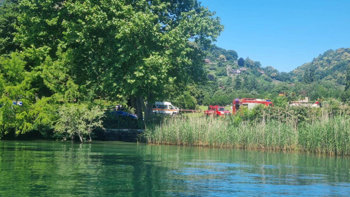 Precipita un elicottero sul Lago Maggiore, un morto e tre feriti: la vittima era ai comandi Precipita un elicottero sul Lago Maggiore, un morto e tre feriti: la vittima era ai comandi