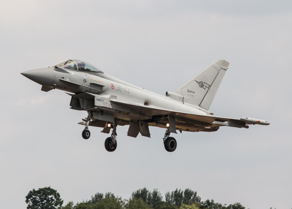 Paura nei cieli delle Marche: caccia Eurofighter intercettano un aereo privato Paura nei cieli delle Marche: caccia Eurofighter intercettano un aereo privato