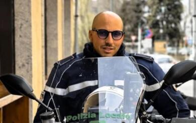 Agente della Polizia locale muore durante un inseguimento, forse uno speronamento: si indaga