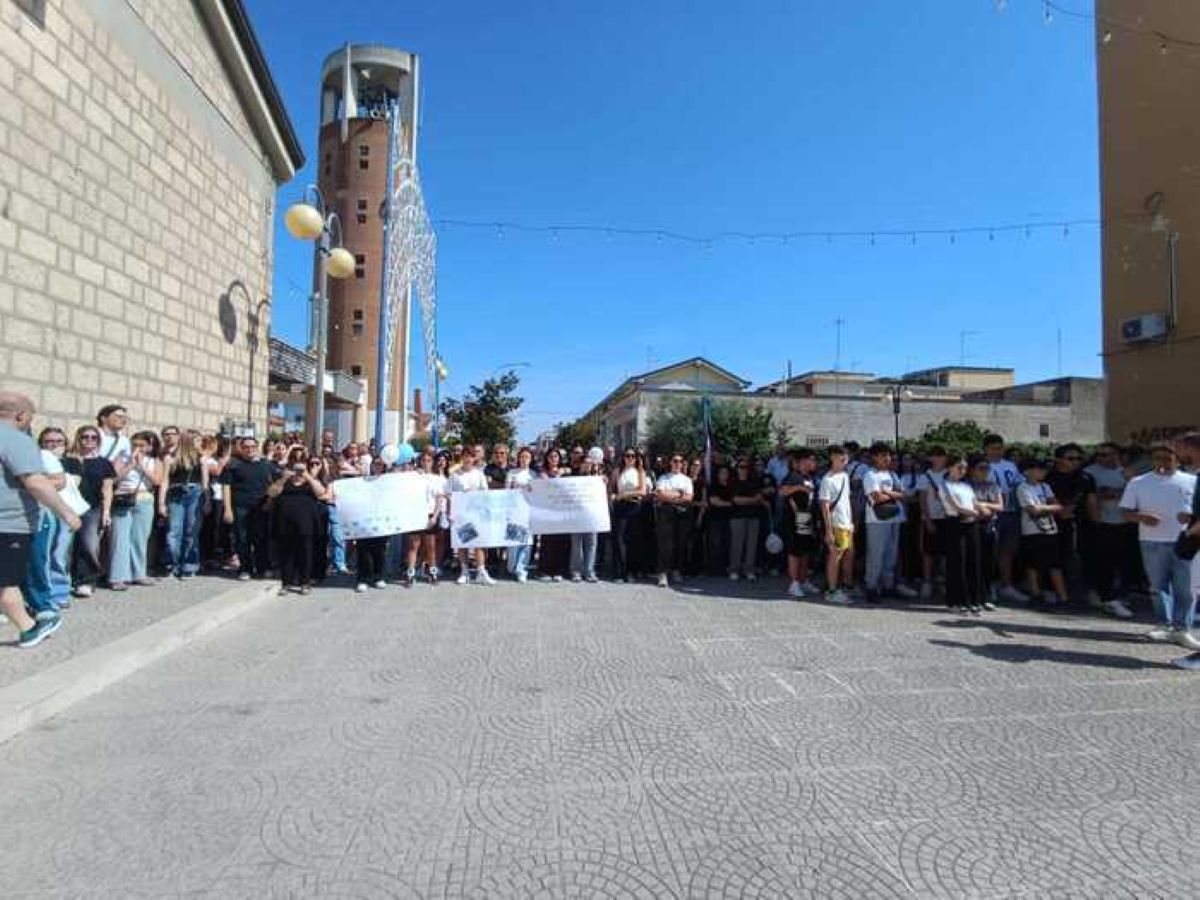 Orta Nova piange Andrea Procaccino: folla e commozione ai funerali del 17enne – FOTO Orta Nova piange Andrea Procaccino: folla e commozione ai funerali del 17enne – FOTO