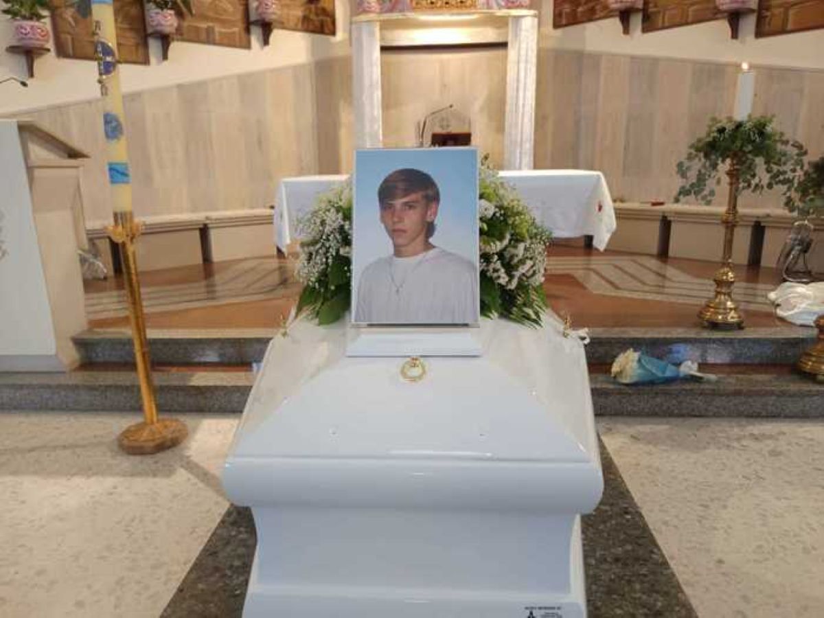 Orta Nova piange Andrea Procaccino: folla e commozione ai funerali del 17enne – FOTO Orta Nova piange Andrea Procaccino: folla e commozione ai funerali del 17enne – FOTO