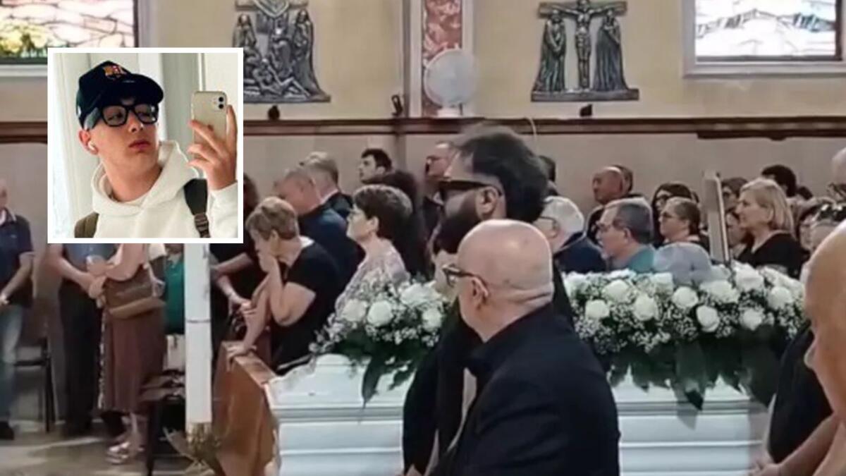 San Nicandro Garganico piange Giorgio Pienabarca: in migliaia per i funerali del 17enne San Nicandro Garganico piange Giorgio Pienabarca: in migliaia per i funerali del 17enne