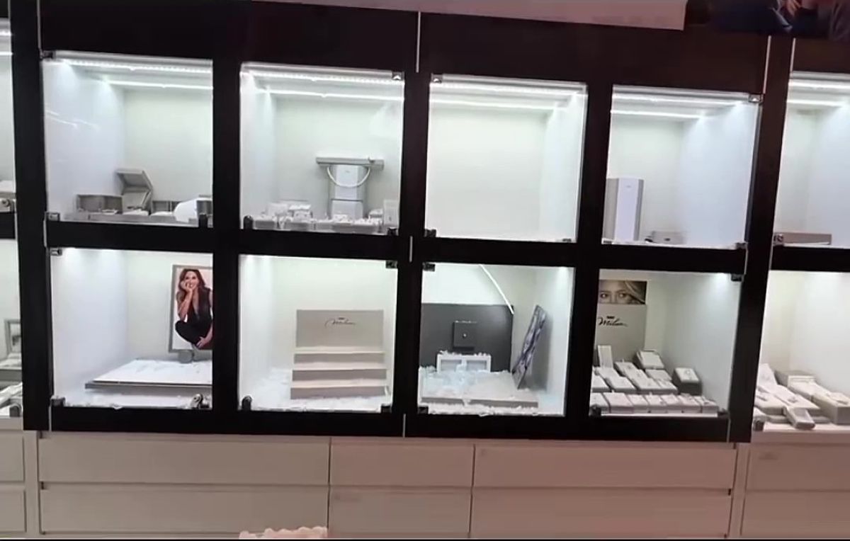 Foggia, assalto a una gioielleria nella notte: bottino da oltre 100mila euro. Malviventi in fuga Foggia, assalto a una gioielleria nella notte: bottino da oltre 100mila euro. Malviventi in fuga