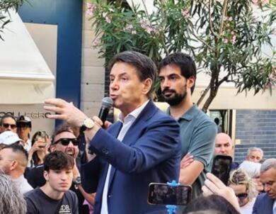 Conte in Puglia, l’attacco a Meloni: «Esclusa dai vertici, l’Italia non è mai caduta così in basso»