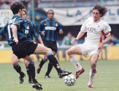 Il mondo del calcio piange la perdita di Igor Protti: tutta la commozione della città di Bari per lo Zar