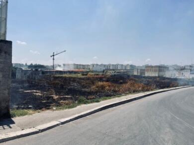 Andria, due incendi divampano vicino alle abitazioni e a un centro polifunzionale: nessun ferito