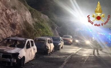 Gagliano del Capo, quattro auto distrutte in un incendio nella notte: ipotesi dolo
