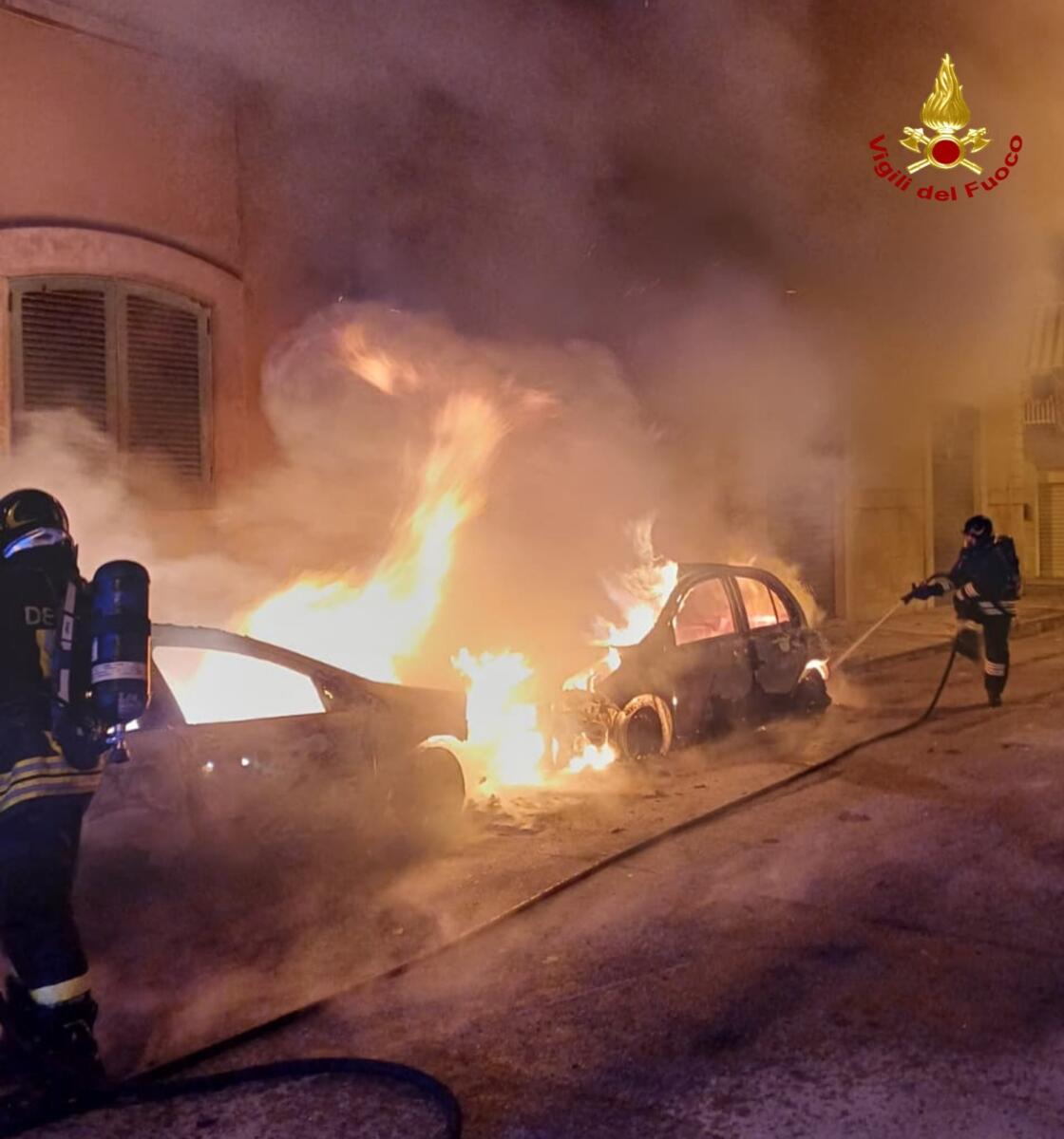 Giovinazzo, tre auto a fuoco vicino a un condominio: interrotti gas e luce allo stabile – FOTO