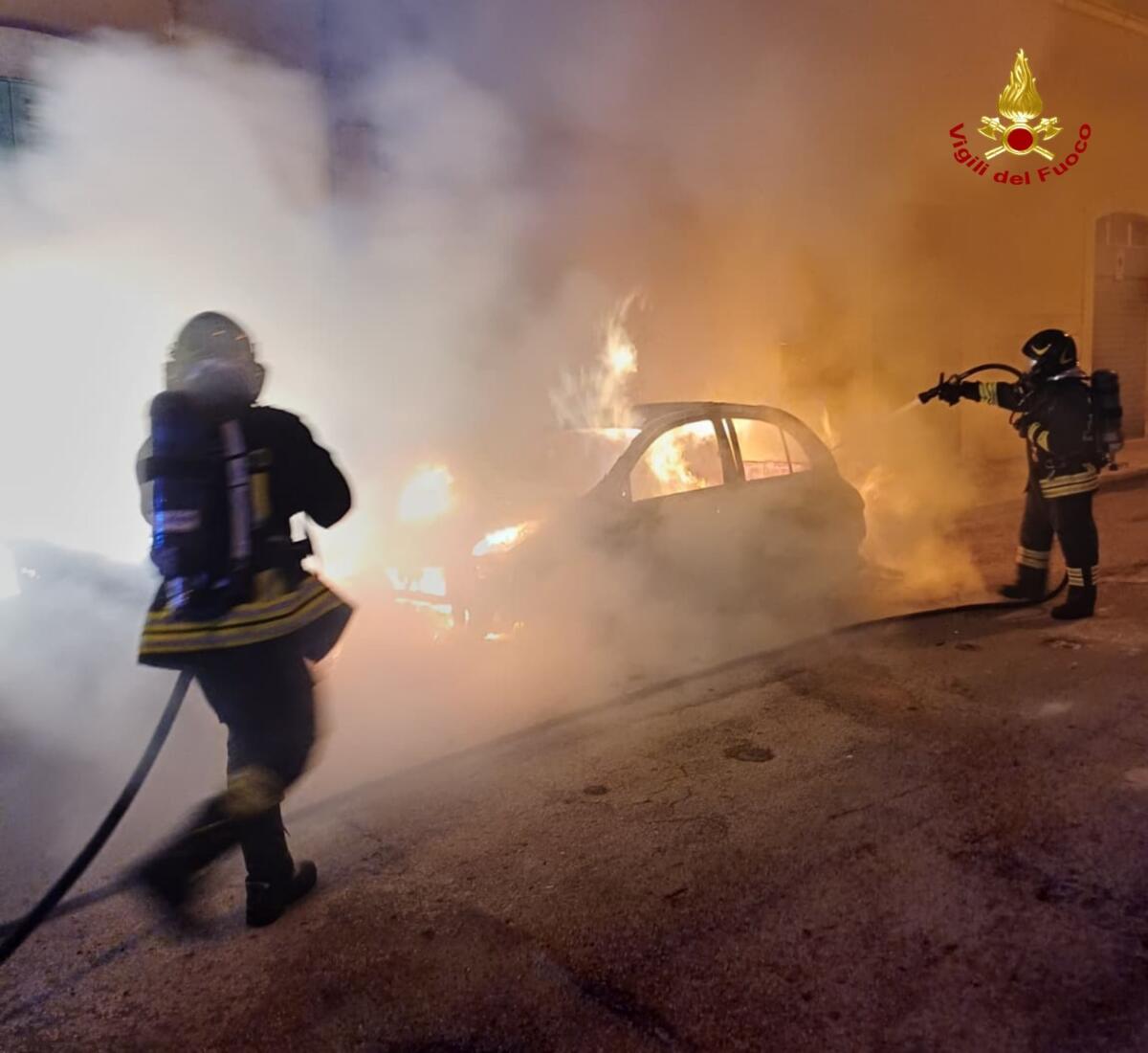 Giovinazzo, tre auto a fuoco vicino a un condominio: interrotti gas e luce allo stabile – FOTO