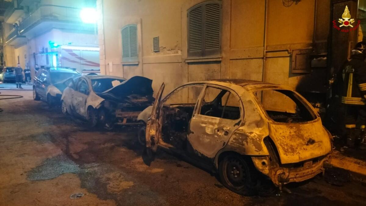Giovinazzo, tre auto a fuoco vicino a un condominio: interrotti gas e luce allo stabile – FOTO