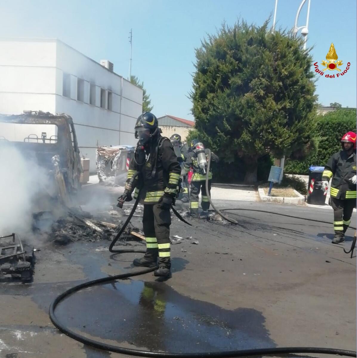 Paura sulla provinciale nel Barese, camion in fiamme in una stazione di servizio – FOTO