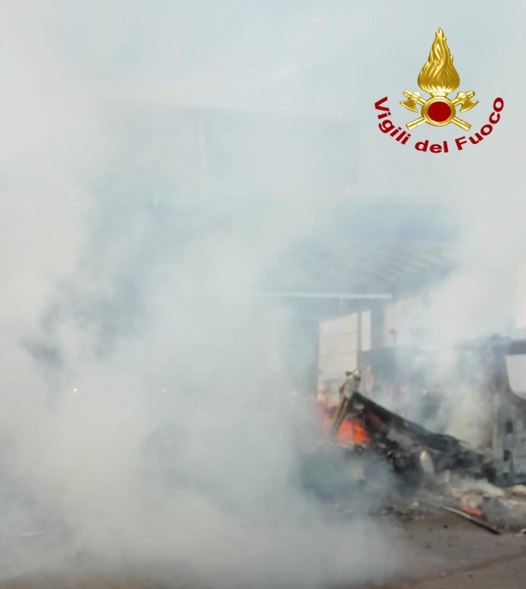 Paura sulla provinciale nel Barese, camion in fiamme in una stazione di servizio – FOTO