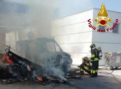 Paura sulla provinciale nel Barese, camion in fiamme in una stazione di servizio – FOTO