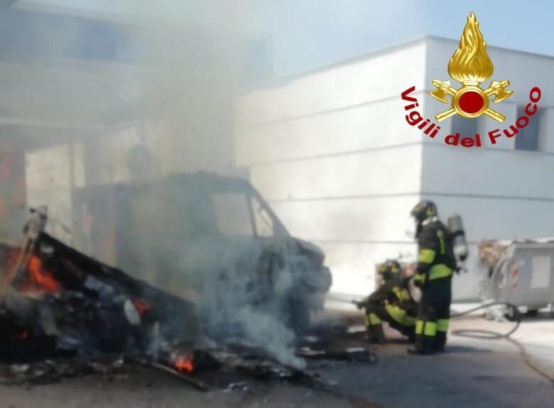 incendio camion stazione di servizio