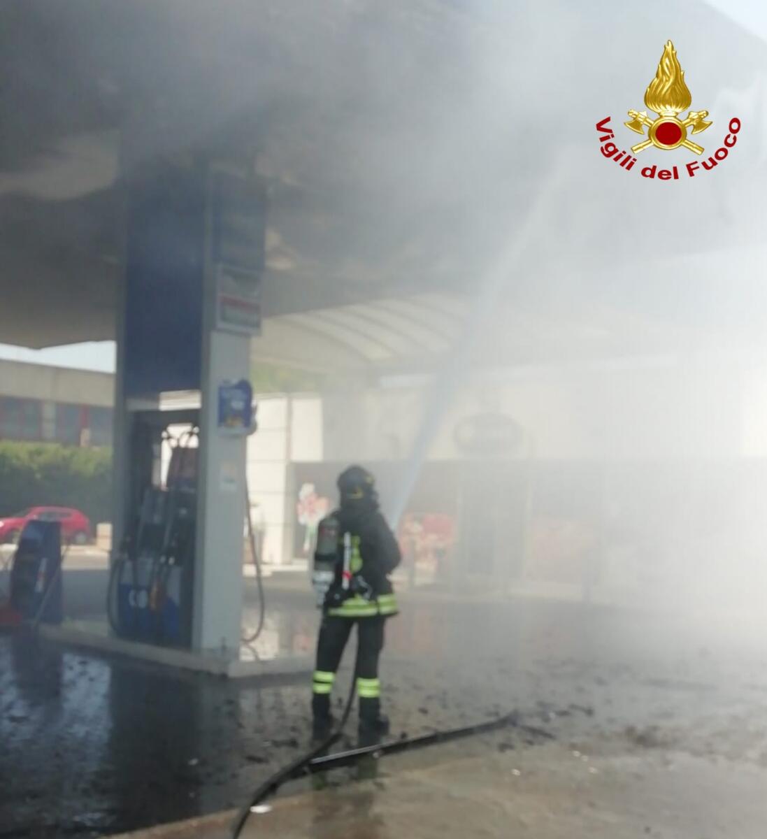 Paura sulla provinciale nel Barese, camion in fiamme in una stazione di servizio – FOTO