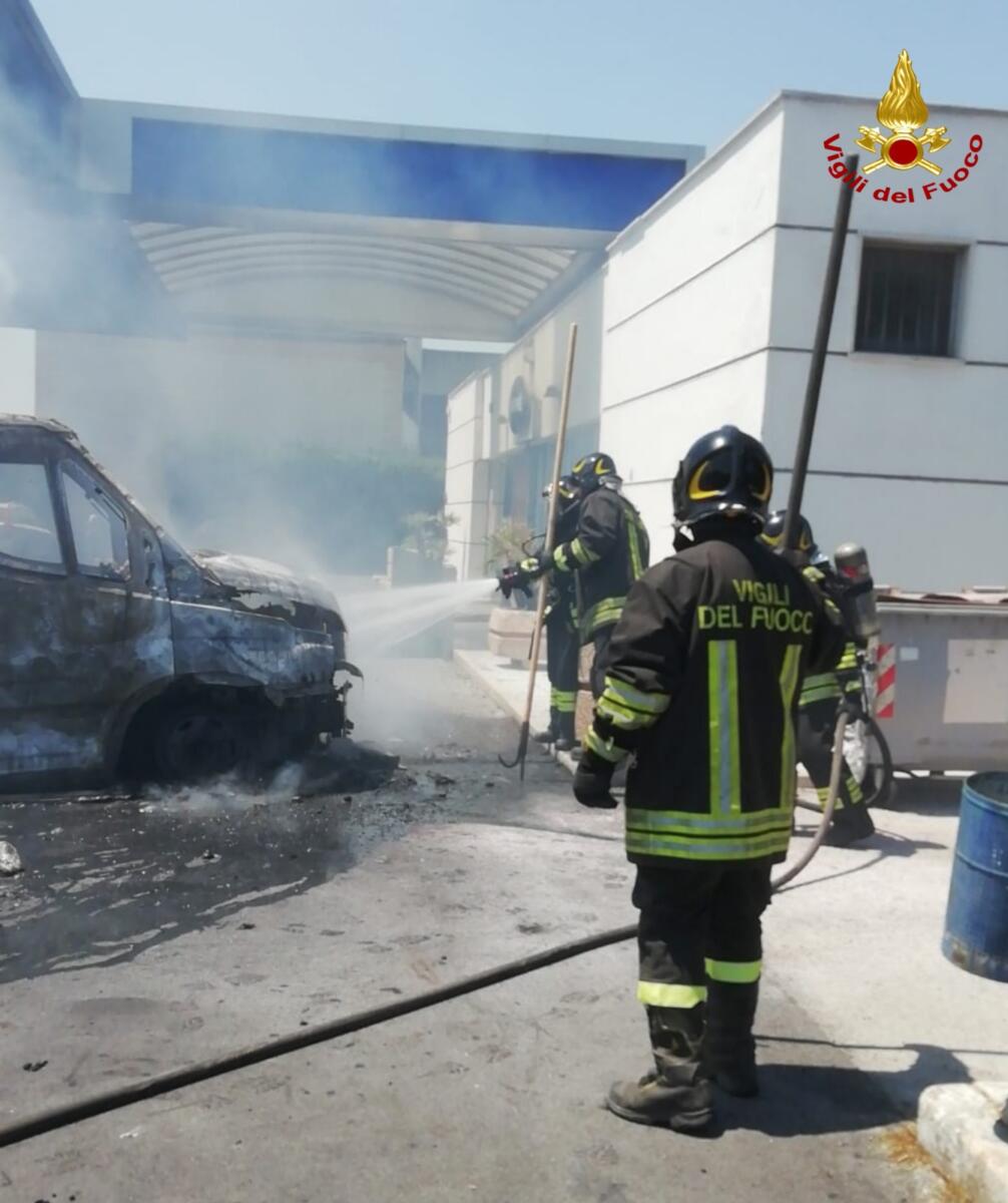 Paura sulla provinciale nel Barese, camion in fiamme in una stazione di servizio – FOTO