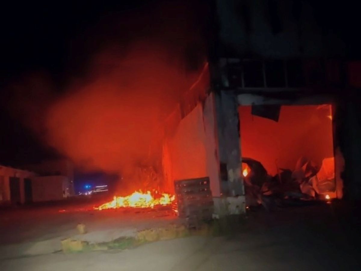 Notte di fuoco a Nardò, in fiamme un capannone nella zona industriale – FOTO Notte di fuoco a Nardò, in fiamme un capannone nella zona industriale – FOTO