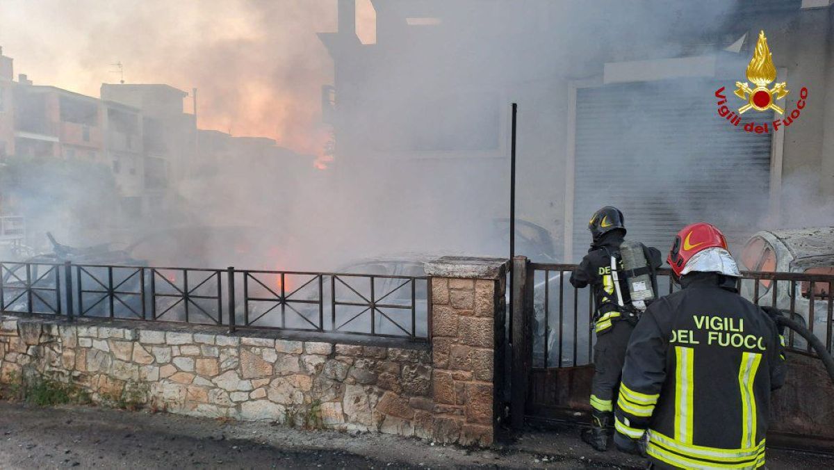 Alba di fuoco a Fasano, otto auto in fiamme all’esterno di una carrozzeria