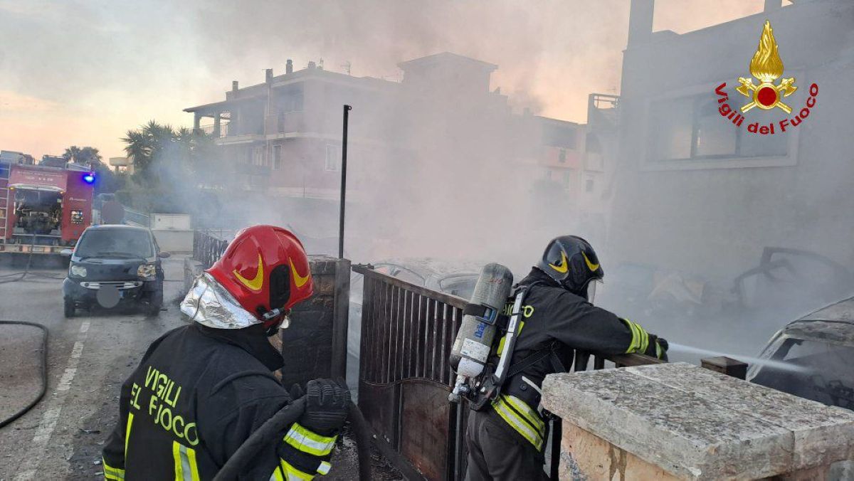 Alba di fuoco a Fasano, otto auto in fiamme all’esterno di una carrozzeria