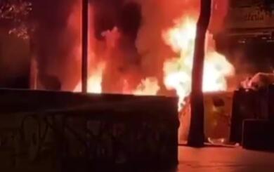 Bari, cassonetti in fiamme a pochi passi dal centro: intervengono i vigili del fuoco – VIDEO