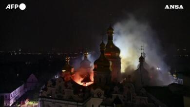 Raid russi in Ucraina, almeno nove morti: colpita la Cattedrale dell’Assunzione a Kiev – VIDEO