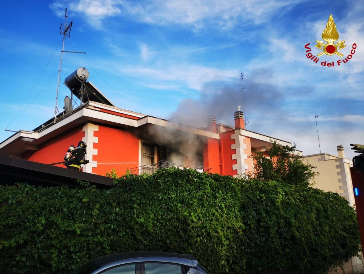 Casamassima, sterpaglie in fiamme: danneggiati i binari. A fuoco anche un condizionatore – FOTO