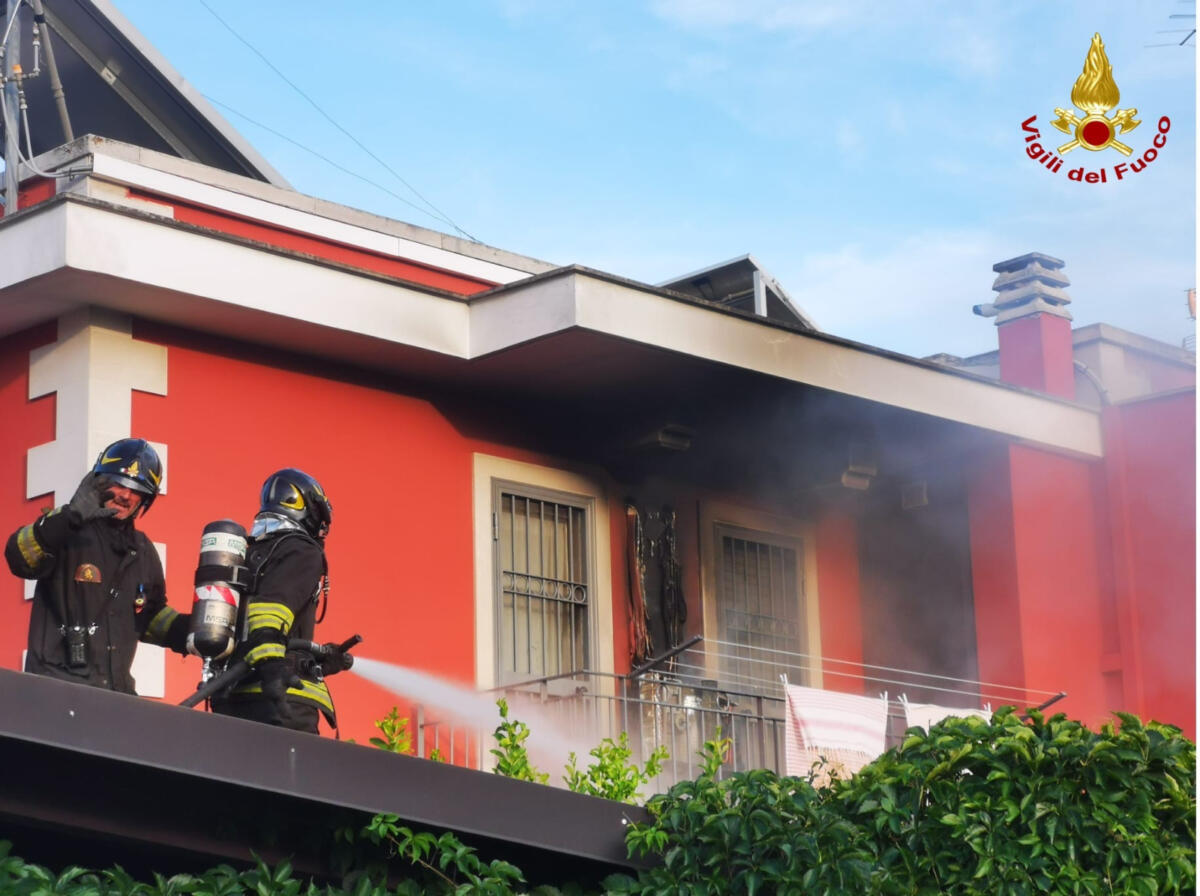 Casamassima, sterpaglie in fiamme: danneggiati i binari. A fuoco anche un condizionatore – FOTO