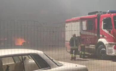 Foggia, maxi incendio nella zona industriale: a fuoco dei capannoni