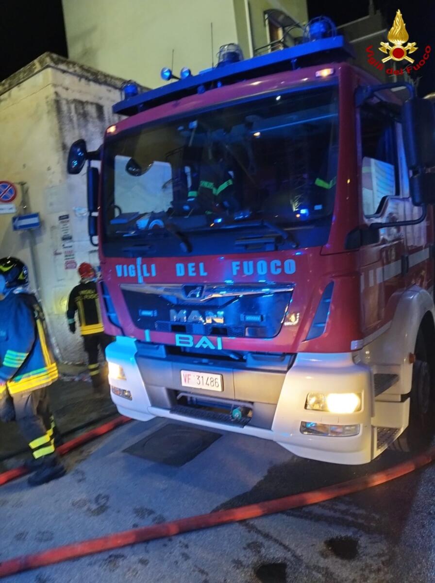 Paura a Corato, incendio in un palazzo del centro storico: evacuate tre famiglie – FOTO