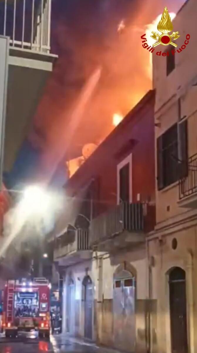 Paura a Corato, incendio in un palazzo del centro storico: evacuate tre famiglie – FOTO
