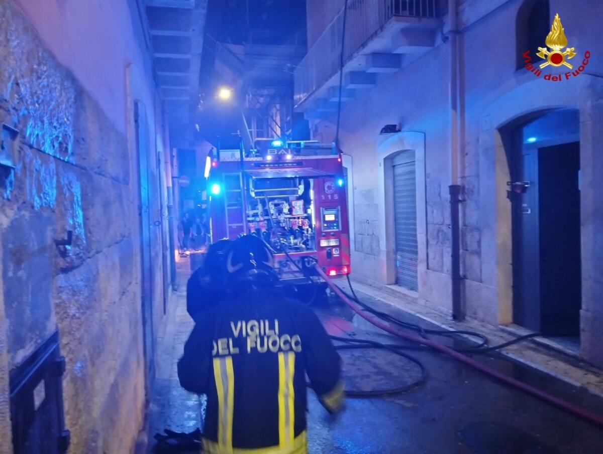 Paura a Corato, incendio in un palazzo del centro storico: evacuate tre famiglie – FOTO