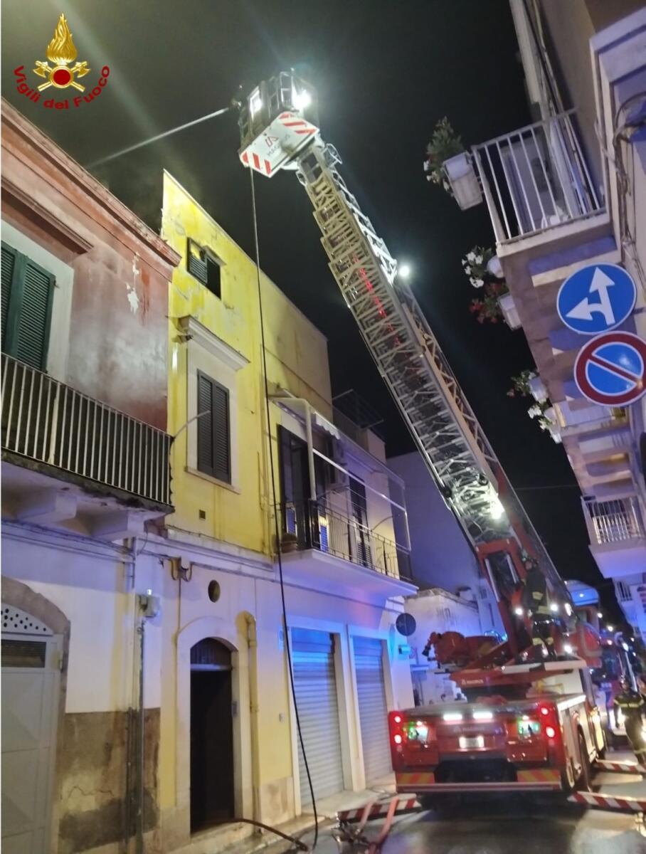 Paura a Corato, incendio in un palazzo del centro storico: evacuate tre famiglie – FOTO