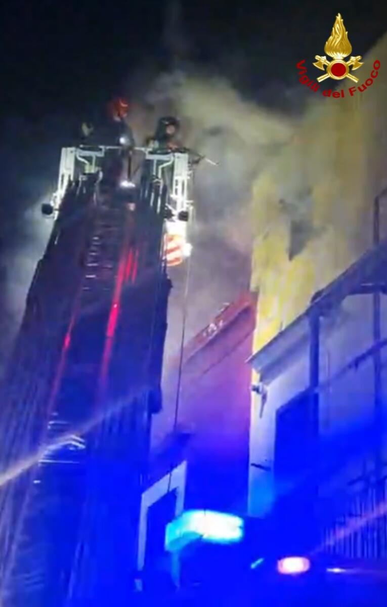 Paura a Corato, incendio in un palazzo del centro storico: evacuate tre famiglie – FOTO