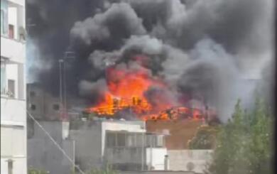 Paura a Lecce, grosso incendio sul terrazzo di un palazzo in via Udine: a fuoco batterie d’auto – VIDEO
