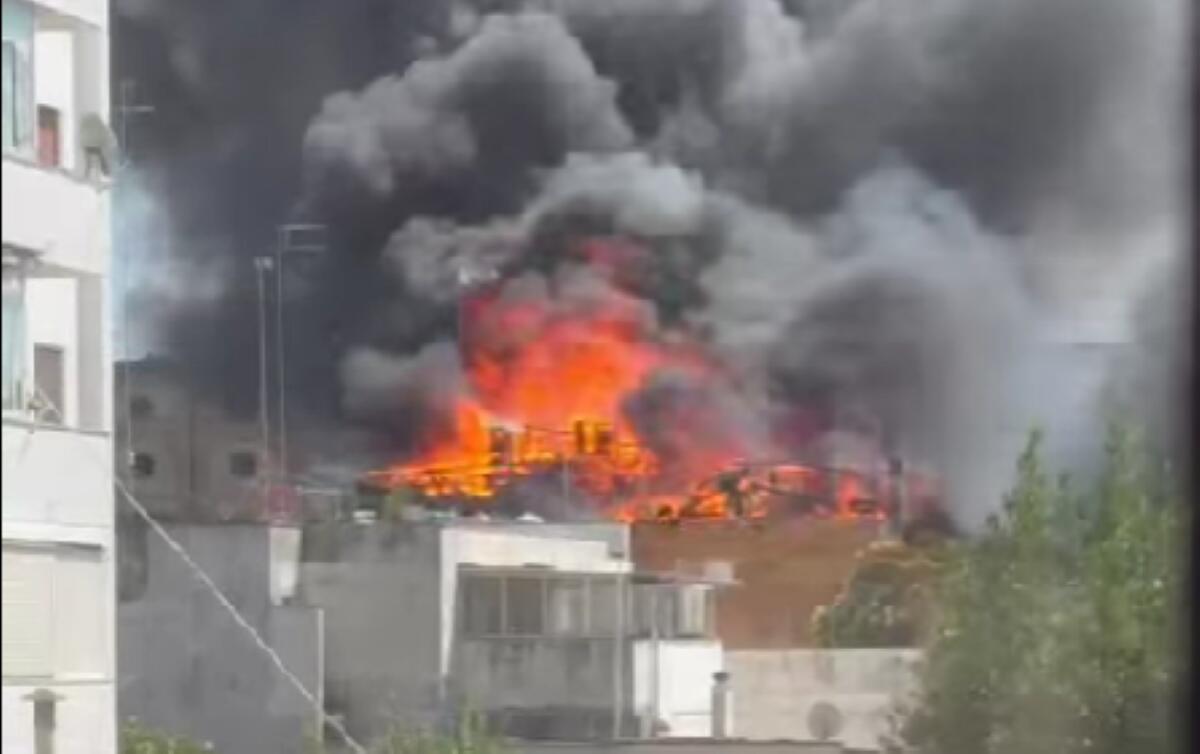 Paura a Lecce, grosso incendio sul terrazzo di un palazzo in via Udine: a fuoco batterie d’auto – VIDEO