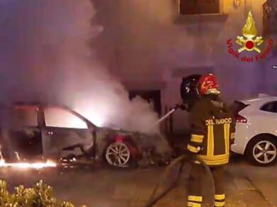 Notte di fuoco a Spongano, in fiamme due auto di un dentista: indagano i carabinieri