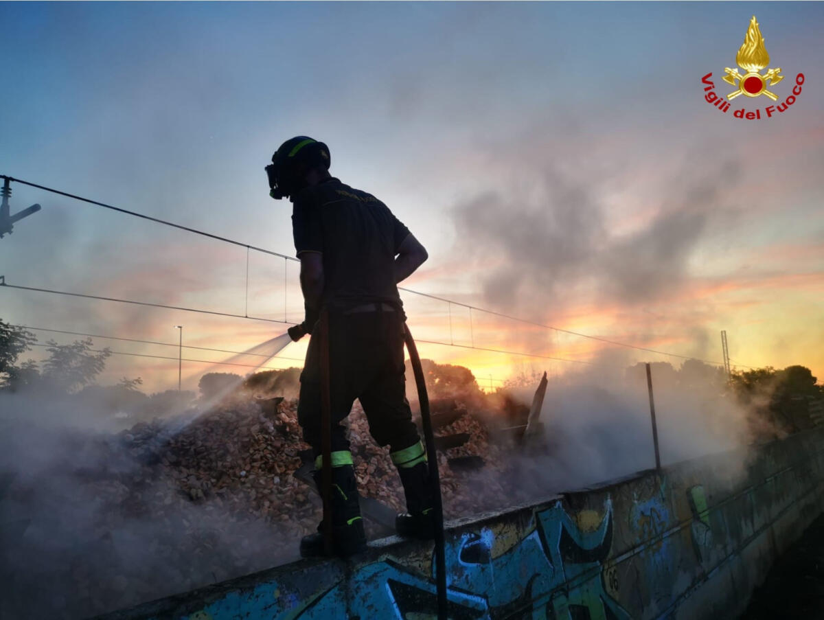 Casamassima, sterpaglie in fiamme: danneggiati i binari. A fuoco anche un condizionatore – FOTO