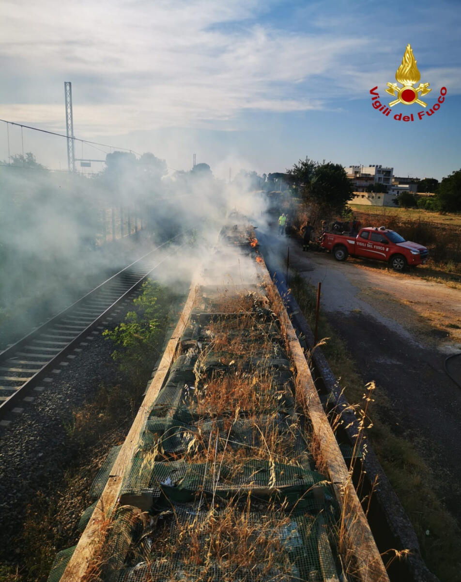 Casamassima, sterpaglie in fiamme: danneggiati i binari. A fuoco anche un condizionatore – FOTO