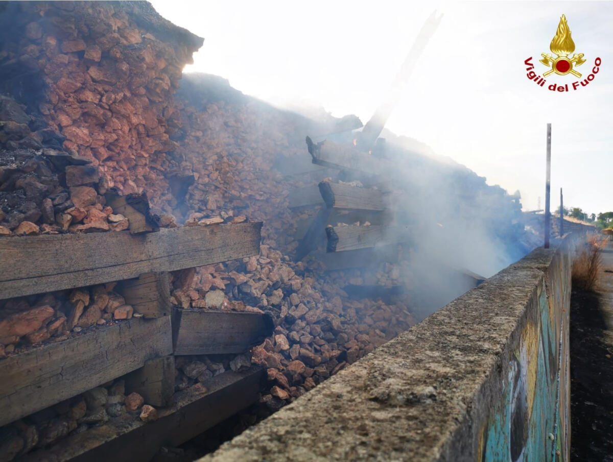Casamassima, sterpaglie in fiamme: danneggiati i binari. A fuoco anche un condizionatore – FOTO