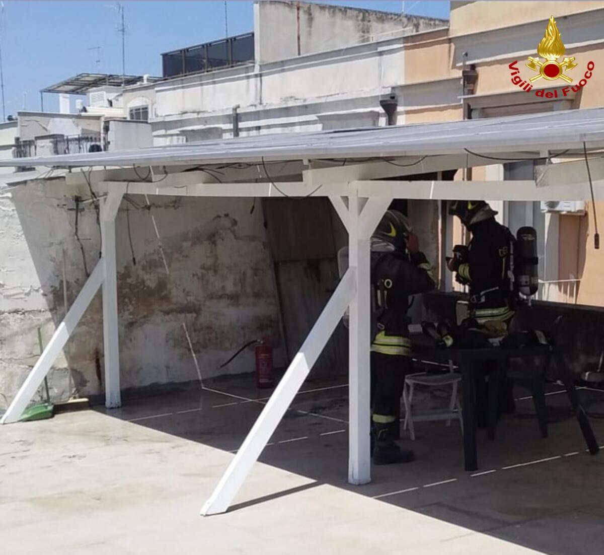 Modugno, in fiamme i pannelli fotovoltaici sul tetto di un’abitazione: intervengono i vigili del fuoco