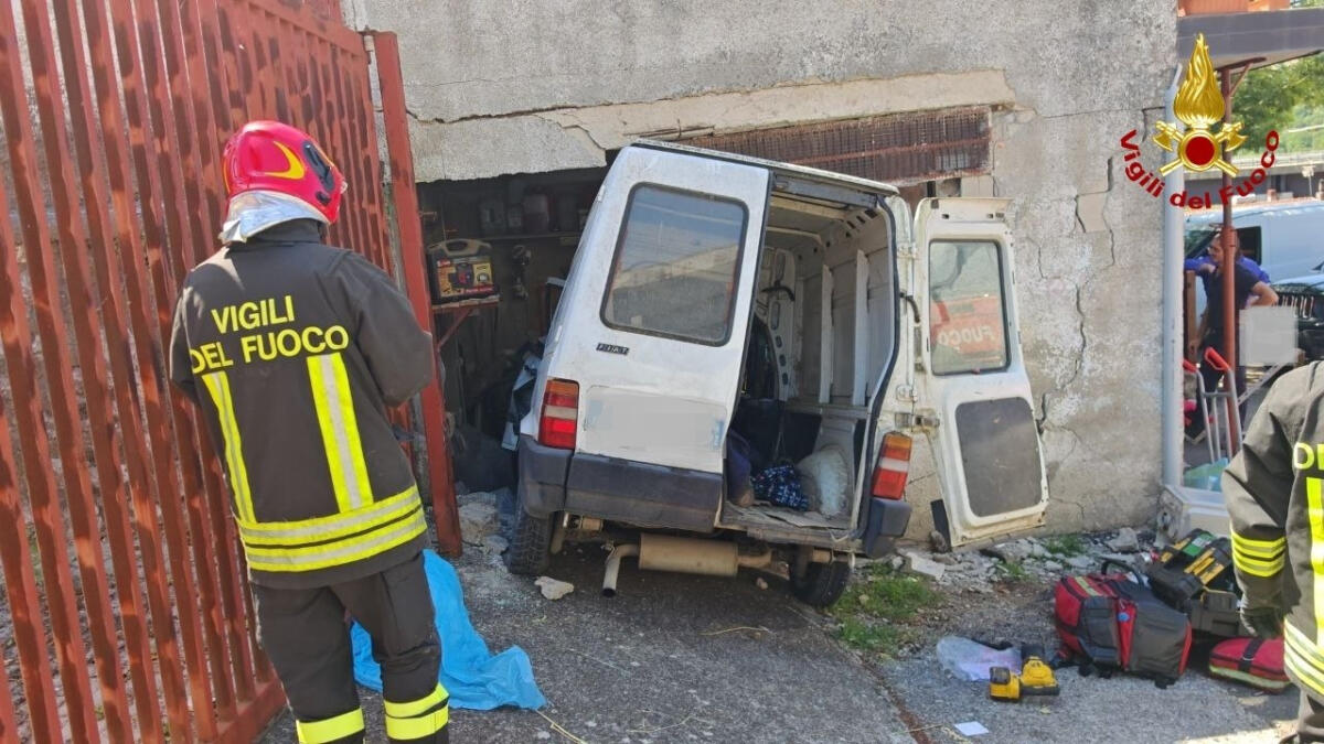 Muro Lucano, furgone abbatte il cancello e finisce contro un’abitazione: feriti due anziani Muro Lucano, furgone abbatte il cancello e finisce contro un’abitazione: feriti due anziani