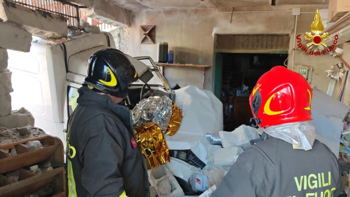 Muro Lucano, furgone abbatte il cancello e finisce contro un’abitazione: feriti due anziani Muro Lucano, furgone abbatte il cancello e finisce contro un’abitazione: feriti due anziani