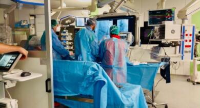 Bari, al Policlinico un doppio intervento mininvasivo salva la vita a una paziente di 67 anni