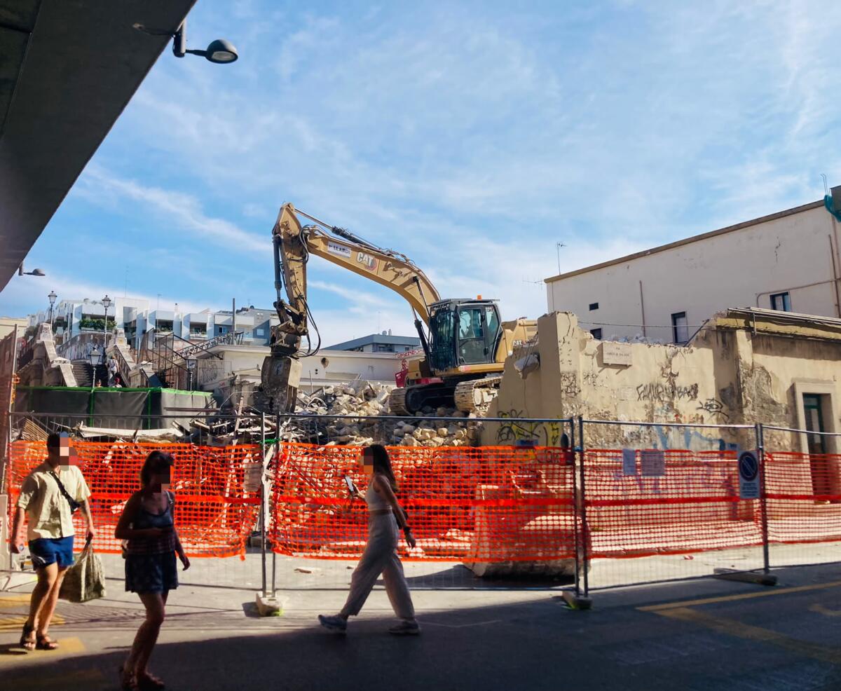 Bari, via alle demolizioni in via Fani: il nuovo Hub della stazione ridisegna Piazza Moro – FOTO