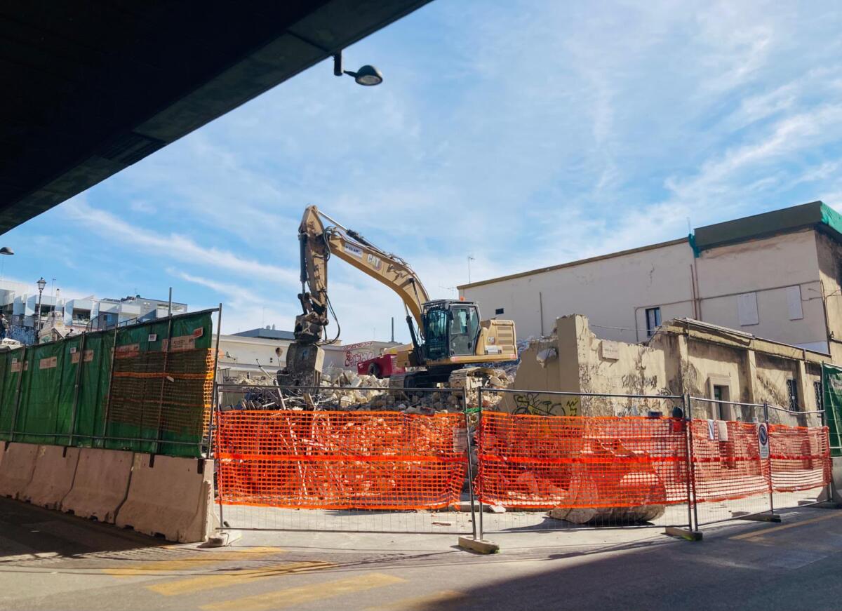 Bari, via alle demolizioni in via Fani: il nuovo Hub della stazione ridisegna Piazza Moro – FOTO